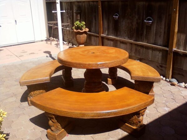 Round Roses Table
